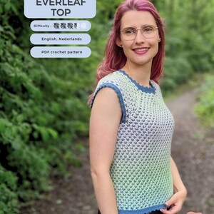 Op de afbeelding: Een mouwloze gehaakte top met een gradiëntpatroon in groen, blauw en wit. De top heeft een blauwe geschulpte rand en is gelabeld "EVERLEAF TOP". De afbeelding bevat ook tekst die de moeilijkheidsgraad aangeeft en dat het een PDF-haakpatroon is.