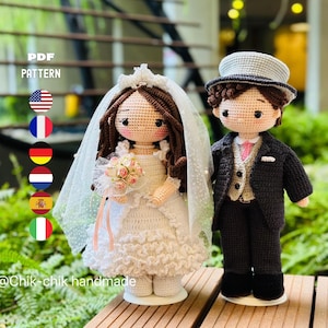 Puede incluir: Dos muñecos de ganchillo que representan a una novia y un novio. La novia lleva un vestido blanco, un velo con tiara y sostiene un pequeño ramo. El novio viste un traje oscuro, un chaleco claro y un sombrero gris. Texto PDF PATTERN y @Chik-chik handmade.