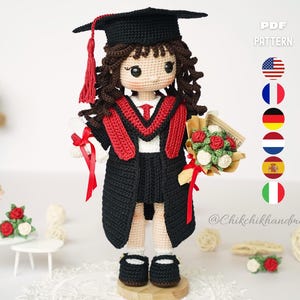Può includere: Una bambola all'uncinetto con tocco nero e nappa rossa, toga nera con stola rossa e camicia bianca. La bambola ha capelli castani ricci, tiene in mano un diploma arrotolato con un nastro rosso e porta un bouquet di fiori rossi e bianchi.