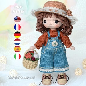 Little Cathy Häkelanleitung, Amigurumi Puppe in Latzhose & Blumenkorb, PDF Anleitung (En/Fr/De/Es/Nl/It)