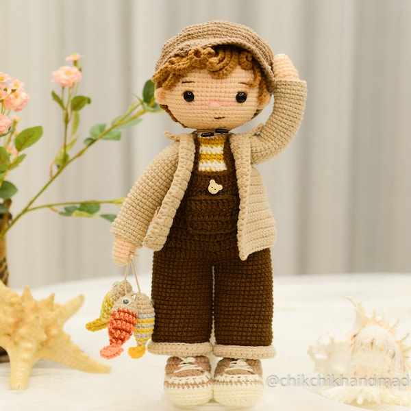 TOMMY The Fisher gehaakt poppatroon Amigurumi, PDF in het Engels, Frans, Nederlands, Portugees