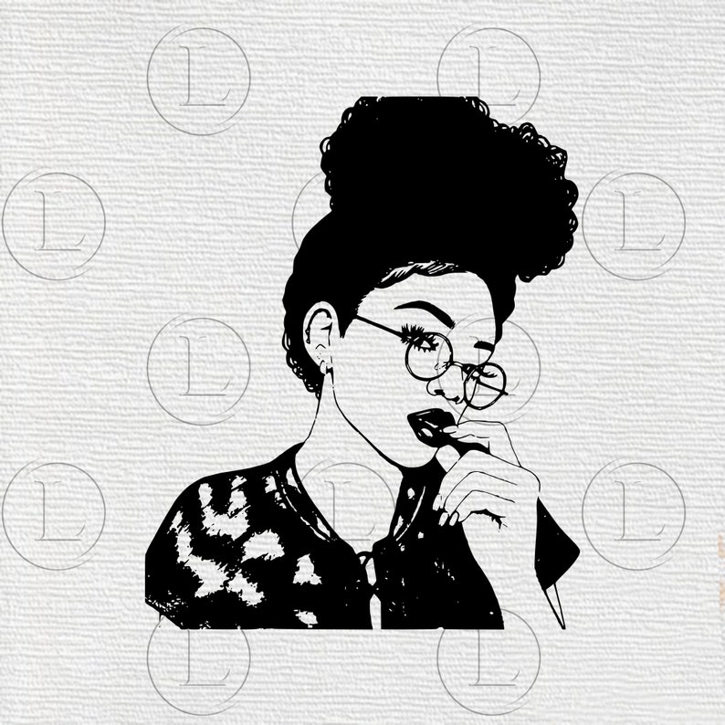 K&ouml;nnte beinhalten: Schwarz-Wei&szlig;-Illustration einer Frau mit hochgestecktem Dutt, runder Brille und einem Oberteil mit Muster. Die Frau ber&uuml;hrt ihre Lippen mit dem Finger. Der Hintergrund ist eine strukturierte wei&szlig;e Oberfl&auml;che mit sich wiederholenden kreisf&ouml;rmigen Designs.