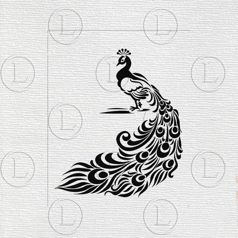 Puede incluir: Ilustraci&oacute;n en blanco y negro de un pavo real. El ave se muestra de perfil, con sus plumas de la cola elegantemente desplegadas. El dise&ntilde;o es una representaci&oacute;n estilizada y sim&eacute;trica, con intrincados detalles de plumas.