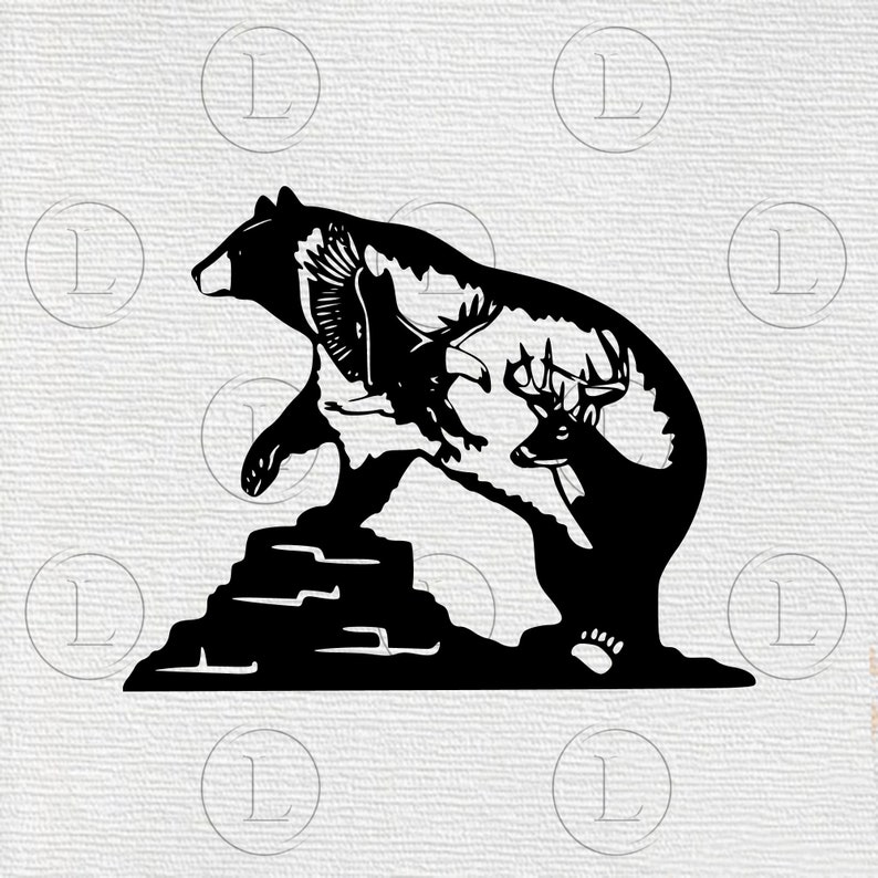 Puede incluir: Silueta negra de un oso, un &aacute;guila y un ciervo sobre una base rocosa. El oso es la figura principal, con el &aacute;guila y el ciervo integrados en su forma. Ilustraci&oacute;n con tem&aacute;tica de la naturaleza.