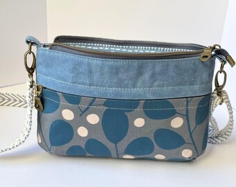Bolso bandolera de lona encerada, Lizzie Clark con estampado floral azul