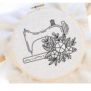 Puede incluir: Dibujo en blanco y negro de una máquina de coser con adornos florales sobre un fondo de tela blanca. La máquina de coser está rodeada de flores y hojas estilizadas.