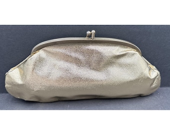 Bolso de mano de noche vintage de los años 60, color dorado metalizado, con cierre de broche.