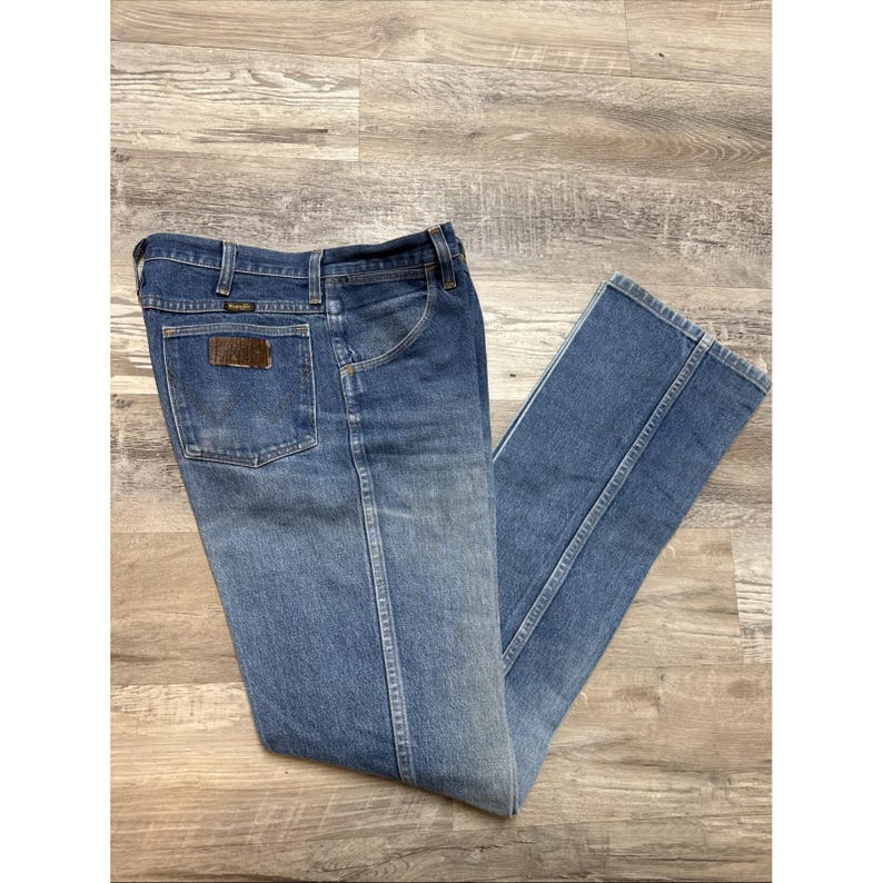 Pantalones vaqueros Wrangler vintage para hombre, talla 32x35, de mezclilla desteñida, hechos en EE. UU., años 80, color azul. imagen 1