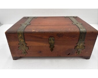 Cofre/joyero rectangular de madera Pilliod de los años 40/50 con herrajes de latón, estilo MCM (Modern-Cash-Middle).