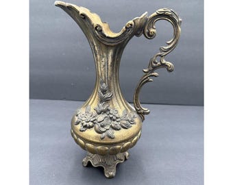 Jarra/florero vintage italiano de latón, estilo rococó floral ornamentado con base, fabricado en Italia.