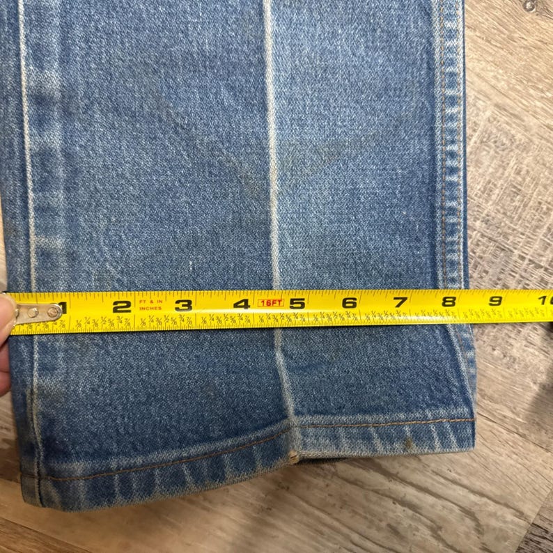 Pantalones vaqueros Wrangler vintage para hombre, talla 32x35, de mezclilla desteñida, hechos en EE. UU., años 80, color azul. imagen 10