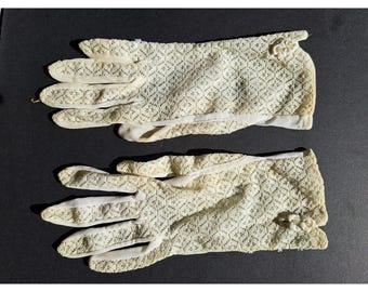 Vtg Bone nylon/ Cotton Crochet gloves with Bow cuffs, sz Small.