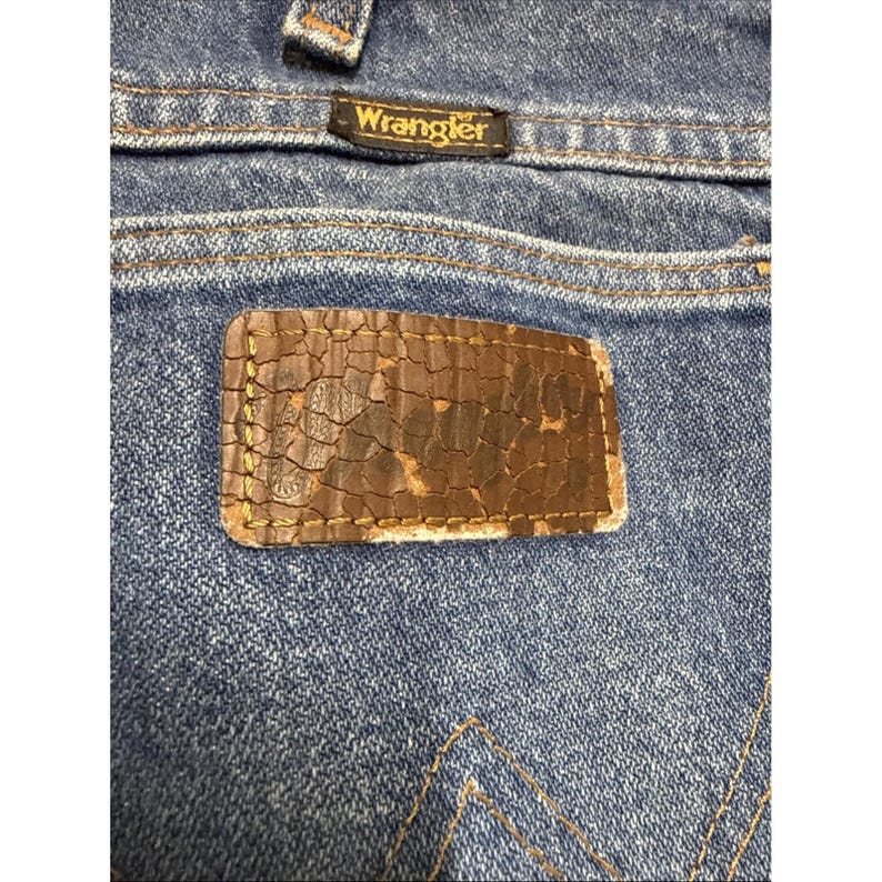 Pantalones vaqueros Wrangler vintage para hombre, talla 32x35, de mezclilla desteñida, hechos en EE. UU., años 80, color azul. imagen 2