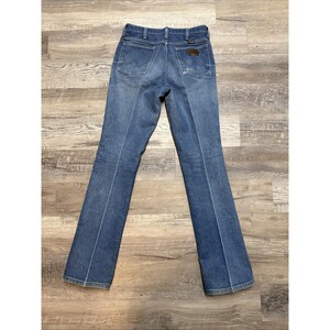 Pantalones vaqueros Wrangler vintage para hombre, talla 32x35, de mezclilla desteñida, hechos en EE. UU., años 80, color azul. imagen 5