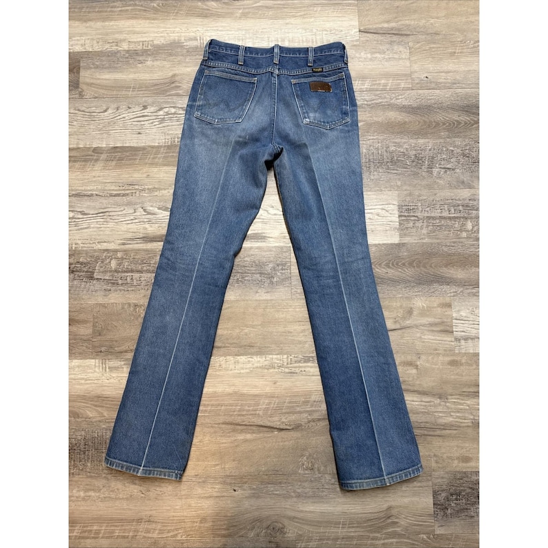Pantalones vaqueros Wrangler vintage para hombre, talla 32x35, de mezclilla desteñida, hechos en EE. UU., años 80, color azul. imagen 5