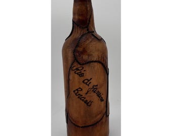 Garrafa de licor vintage brasileira, revestida em couro e feita à mão, com vidro e assinatura.