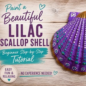 Op de afbeelding: Een paarse sint-jakobsschelp beschilderd met gouden, witte en groenblauwe stipmotieven. De tekst op de afbeelding luidt: Paint a Beautiful LILAC SCALLOP SHELL Beginner Step-by-Step Tutorial, EASY FUN & RELAXING, NO EXPERIENCE NEEDED.