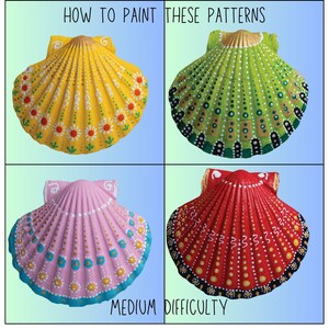 Op de afbeelding: Vier geschilderde sint-jakobsschelpen met verschillende patronen en kleuren: geel met madeliefjes, groen met witte stippen, roze met blauwe accenten en rood met witte stippen. De tekst luidt "HOW TO PAINT THESE PATTERNS" en "MEDIUM DIFFICULTY".