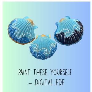 Op de afbeelding: Drie geschilderde schelpenversieringen in tinten blauw, wit en goud. De schelpen hebben golfachtige patronen en stipdetails. De tekst "PAINT THESE YOURSELF - DIGITAL PDF" staat onderaan.