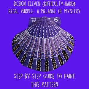 Op de afbeelding: Een beschilderde zeeschelp in paars, wit, zwart en goud. De schelp heeft een ontwerp met stippen en lijnen, met de tekst "DESIGN ELEVEN (DIFFICULTY-HARD)" en "REGAL PURPLE- A MELANGE OF MYSTERY". De achtergrond is effen paars.