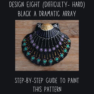 Op de afbeelding: Een beschilderde zwarte zeeschelp met een dramatisch array-ontwerp. De schelp heeft turquoise, paarse en gouden accenten. De tekst luidt "DESIGN EIGHT (DIFFICULTY- HARD) BLACK A DRAMATIC ARRAY" en "STEP-BY-STEP GUIDE TO PAINT THIS PATTERN."