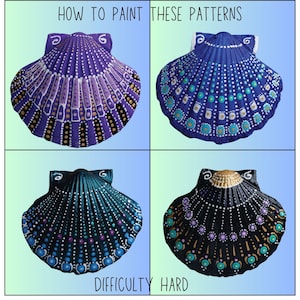 Op de afbeelding: Vier geschilderde sint-jakobsschelpen met verschillende stippenpatronen. De schelpen zijn beschilderd in paars, blauw, turquoise en zwart, met gouden en witte accenten. De tekst luidt "HOW TO PAINT THESE PATTERNS" en "DIFFICULTY HARD".