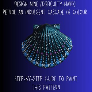 Op de afbeelding: Een beschilderde zeeschelp met een donkerblauwe basis, versierd met witte, blauwgroene en paarse stippenpatronen. De tekst luidt "DESIGN NINE (DIFFICULTY-HARD) PETROL AN INDULGENT CASCADE OF COLOUR" en "STEP-BY-STEP GUIDE TO PAINT THIS PATTERN."