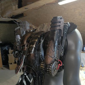 Puede incluir: Un juego de tres tazas de cerámica con un acabado mate moteado. Las tazas son de color crema, gris claro y gris oscuro. Cada taza tiene un diseño simple y minimalista y un asa redondeada.