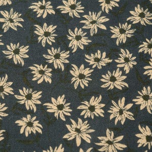 Peut inclure: Tissu bleu fonc&eacute; avec un motif r&eacute;p&eacute;t&eacute; de fleurs en forme de marguerites de couleur cr&egrave;me. Les fleurs ont des centres fonc&eacute;s et sont dispers&eacute;es sur le tissu. Le tissu a un aspect textur&eacute;.