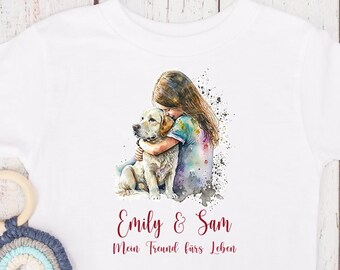 Könnte beinhalten: Weißes T-Shirt mit einer Aquarell-Illustration eines Mädchens, das einen Hund umarmt. Der Text "Emily & Sam" und "Mein Freund fürs Leben" ist auf dem Shirt gedruckt.