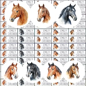 Può includere: Motivo ripetuto con illustrazioni ad acquerello di teste di cavallo in varie tonalità di marrone e nero. Il nome "EMILY CHRISTIANSEN" è stampato in una griglia attorno alle illustrazioni di cavalli.