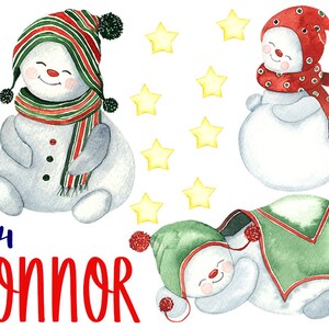 Könnte beinhalten: Drei Aquarell-Illustrationen von Schneemännern mit verschiedenen Gesichtsausdrücken. Der erste Schneemann trägt einen grün-rot gestreiften Hut und Schal. Der zweite Schneemann trägt einen roten Hut mit weißen Punkten und einen grünen Schal mit weißen Punkten. Der dritte Schneemann trägt einen grünen Hut und Schal und liegt schlafend. Alle drei Schneemänner sind von gelben Sternen umgeben.