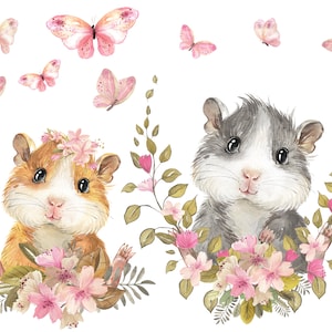 Könnte beinhalten: Zwei Aquarell-Illustrationen von Hamstern mit rosa Blumen und Schmetterlingen. Der Hamster links ist braun und weiß mit einer rosa Blumenkrone. Der Hamster rechts ist grau und weiß. Beide Hamster sind von rosa Blumen und grünen Blättern umgeben.