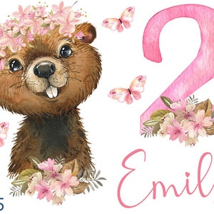 Könnte beinhalten: Eine Aquarell-Illustration eines braunen Bibers, der eine rosa Blumenkrone trägt. Der Biber lächelt und schaut den Betrachter an. Die Zahl 2 ist in Rosa mit rosa Blumen und Blättern geschrieben. Der Name Emily ist in Rosa unter der Zahl geschrieben.