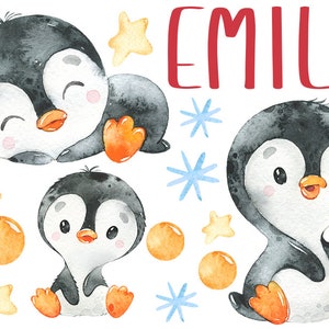 Könnte beinhalten: Aquarell-Illustration von drei Pinguinen mit dem Namen "Emily" in roten Buchstaben. Die Pinguine lächeln alle und haben einen schwarz-weißen Körper mit orangefarbenem Schnabel und Füßen. Der Hintergrund ist weiß mit blauen Schneeflocken und gelben Sternen.