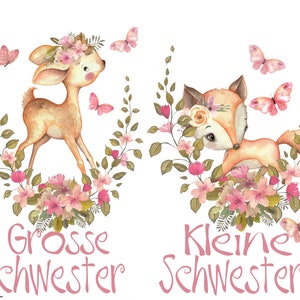 Könnte beinhalten: Aquarell-Illustration eines Rehs und eines Fuchses, die Blumenkränze tragen und von rosa Blumen umgeben sind. Der Text "Grosse Schwester" und "Kleine Schwester" steht unter den Tieren.