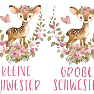 Könnte beinhalten: Zwei Aquarell-Illustrationen von Rehen mit rosa Blumen und Schmetterlingen. Das Reh links trägt den Text "KLEINE SCHWESTER" und das Reh rechts trägt den Text "GROBE SCHWESTER".