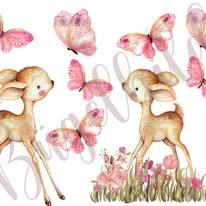 Könnte beinhalten: Zwei Aquarell-Illustrationen eines Rehs mit rosa Schmetterlingen. Das Reh links steht auf weißem Hintergrund. Das Reh rechts steht auf einer Wiese mit rosa Blumen.