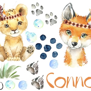 Könnte beinhalten: Aquarell-Illustration eines Löwen und eines Fuchses, die Kopfbedeckungen mit Federn tragen. Die Tiere sind umgeben von blauen und grauen Pfotenabdrücken, blauen Blasen und dem Namen "Connor".