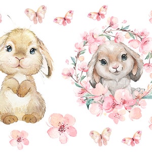 Könnte beinhalten: Zwei Aquarell-Illustrationen von Hasen mit rosa Blumen. Ein Hase sitzt mit gekreuzten Pfoten, der andere sitzt in einem Kranz aus rosa Blumen.