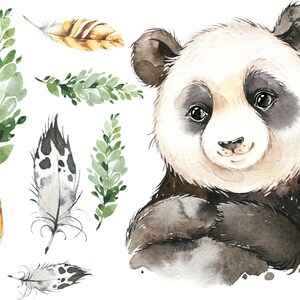 Könnte beinhalten: Aquarell-Illustration eines Pandabären mit schwarz-weißem Fell. Der Panda sitzt mit seinen Pfoten vor sich. Die Illustration ist von grünen Blättern und Federn umgeben.