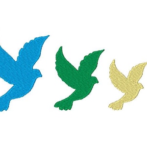 Könnte beinhalten: Drei gestickte Tauben-Designs im Flug. Die Tauben sind in Blau-, Grün- und Goldtönen gehalten, jede in einer anderen Größe. Die Stickerei ist detailliert, mit sichtbaren Stichen auf weißem Hintergrund.
