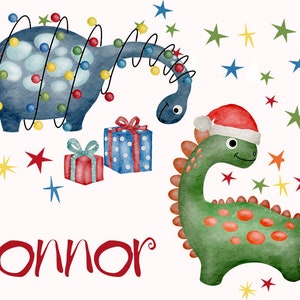Könnte beinhalten: Ein blauer Dinosaurier mit Weihnachtslichtern, die um ihn herumgewickelt sind, ein grüner Dinosaurier mit einem Weihnachtsmann-Hut und zwei verpackte Geschenke. Der Text "Connor D13" steht unter den Dinosauriern.
