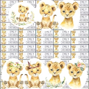 Puede incluir: Ilustraciones de acuarela de cachorros de león con acentos florales y tribales. La imagen también incluye etiquetas rectangulares con el texto "EMILY CHRISTIANSEN" y un pequeño gráfico de cachorro de león. El tema general es un baby shower o una guardería.