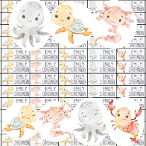 Könnte beinhalten: Etiketten mit Aquarellillustrationen eines Oktopus, einer Schildkröte, eines Axolotl und einer Krabbe. Jedes Etikett trägt den Namen "EMILY CHRISTIANSEN" in schwarzer Schrift. Die Etiketten sind in einem Raster angeordnet.
