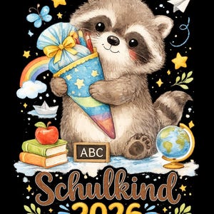Könnte beinhalten: Aquarell-Illustration eines Waschbären, der eine blau-gelbe Schultüte hält. Das Bild enthält einen Regenbogen, Sterne, einen Globus, Bücher und den Text "Schulkind 2026". Ein kleines Schild zeigt "ABC".