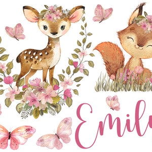 Könnte beinhalten: Eine Aquarell-Illustration eines Rehs und eines Fuchses, die Blumenkränze tragen. Die Tiere sind von rosa Blumen und Schmetterlingen umgeben. Der Name "Emily" ist in rosa Kursivschrift unter den Tieren geschrieben.