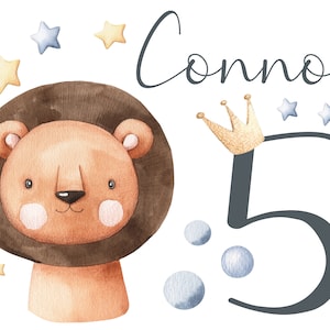 Könnte beinhalten: Eine Aquarell-Illustration eines Löwen mit einer braunen Mähne und einem süßen Gesicht. Der Löwe trägt eine Krone und die Zahl 5 ist daneben in Grau geschrieben. Der Hintergrund ist weiß mit gelben und blauen Sternen.