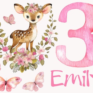 Könnte beinhalten: Eine Aquarell-Illustration einer rosa Zahl 3, eines niedlichen Rehs mit einer Blumenkrone und Schmetterlingen. Der Name "Emily" ist in rosa unter der Zahl geschrieben.