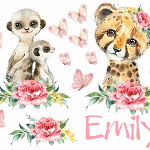 Könnte beinhalten: Aquarell-Illustration eines Geparden und zweier Erdmännchen mit rosa Blumen und Schmetterlingen. Der Name "Emily" ist in rosa Buchstaben unter den Tieren geschrieben.